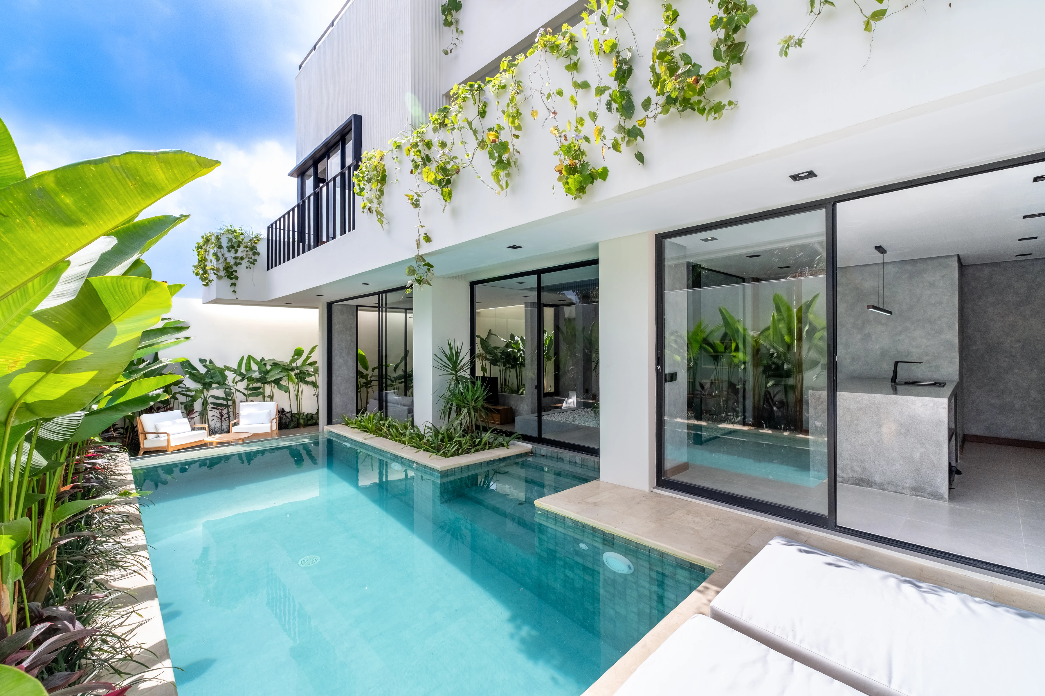 Piscina privada de una villa de Ave Fenix en Balangan, Bali